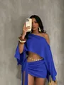Vista dettagliata di un set blu con top monospalla e minigonna per vacanze al mare. - Taglia S / Top E Pantaloni / Blu