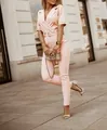 Eleganter rosa kurzärmeliger Jumpsuit mit Reverskragen und goldenen Knöpfen für Damen - Rosa