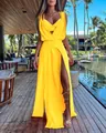 Dettaglio di un set di abiti da vacanza giallo a due pezzi con gonna a spacco alto. - Taglia S / Top E Pantaloni / Giallo