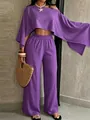Detalle del conjunto de dos piezas violeta con top de hombros caídos y pantalón ancho - Púrpura