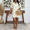 Elegante vestido evasé blanco con cuello en V, lunares amarillos y mangas abullonadas - Dorado