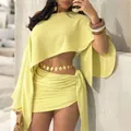 Elegante set da spiaggia giallo lime a due pezzi con top con spalla scoperta e minigonna - Giallo chiaro