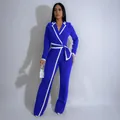 Elegante mono de mujer azul de manga larga con cinturón blanco en contraste y detalles. - S / Conjuntos / Azul