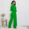 Mono verde vibrante de manga larga con detalles en blanco y corte de pierna ancha - Verde claro