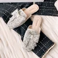 Elegante flache Damen-Mules mit kristallbesetzter Schleife in funkelndem Silber-Finish. - 34 / Silber Weiß