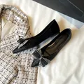 Elegante schwarze Glitzer-Ballerinas mit spitzer Kappe und funkelnder Strassschleife. - 34 / Schwarz