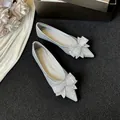 Elegante silberne spitze Ballerinas mit Strassschleife und Glitzereffekt für Damen - 34 / Silber