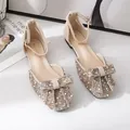 Scarpe basse beige con strass e perle, caratterizzate da fiocco e punta quadrata. - 34 / Albicocca