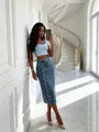 Vue complète d'une jupe midi en jean à taille haute avec boutonnage simple devant - XS / Bas / Bleu saphir