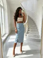 Détail de la jupe midi en jean bleu clair à taille haute avec boutons et fente - XS / Bas / Bleu clair
