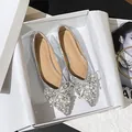 Elegante silberne spitze Ballerinas mit Strassschleife, ideal für festliche Anlässe. - 34 / Silber
