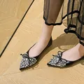 Elegante französische spitze schwarze Ballerinas mit Strasssteinen, Perlen und Schleife - 34 / Schwarz