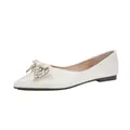 Elegante ivoren bruidsballerina's met spitse neus en strass strik op witte achtergrond. - 34 / Broken Wit