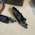 Schwarze spitze Mary Jane Ballerinas mit eleganten Stoffrosen und glitzernden Strasssteinen - 34 / Schwarz