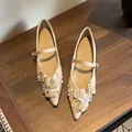 Elegante champagnerfarbene Mary Jane Ballerinas mit exquisiten Blumen- und Kristallakzenten - 34 / Aprikose