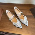 Spitze Mary Jane Ballerinas mit dekorativen Rosen und Strasssteinen in hellem Champagner - 34 / Hellgrau