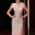 Detailansicht eines eleganten rosa Pailletten-Abendkleids mit zarten Federn an der Schulter - S / Kleider / Rosa