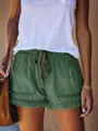 Nahaufnahme von Denim-Shorts mit Kordelzug in der Taille und Fransensaum-Detail - XS / Grün