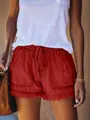 Dettaglio degli shorts di jeans rossi a vita alta con vita elastica e orlo con frange - Rosso