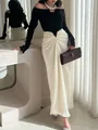 Elegante vestido ajustado bicolor negro y crema con adornos de perlas y falda drapeada. - S / Vestidos / Negro y Blanco