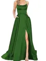 Detalle de un elegante vestido de noche de satén verde oscuro con abertura y bolsillos - S / Vestidos / Verde