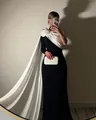 Elegante zwart-witte avondjurk met één schouder, een grote bloem en een lange cape - S / Dresses / Zwart Wit