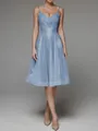 Robe midi élégante bleu ciel sans manches avec broderie blanche pour événements formels - Bleu