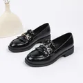 Mocassins élégants en cuir verni noir avec des glands décoratifs et une boucle dorée - 35 / Noir