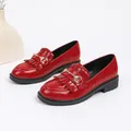 Mocassins en cuir verni rouge de style vintage avec glands et boucle en métal doré - 35 / Rouge