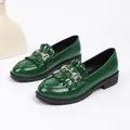 Mocassins élégants en cuir verni vert foncé avec franges et boucle dorée en métal. - 35 / Vert