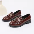 Retro bordeaux lakleren loafers met kwastjes en kristallen metalen gesp decoratie - Bordeauxrood