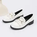 Elegante witte lakschoenen met kwastjes en hartsluiting detail voor dames chic - Wit