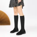 Stivali alti in maglia nera da donna con suola piatta e design alto ed elegante - 36 / Nero