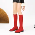 Stivali alti rossi in maglia con finitura stile scamosciato e suola piatta - 36 / Rosso