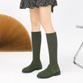 Eleganti stivali alti verde scuro da donna con maglia a coste e suola piatta in camoscio - Verde militare