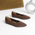 Comode ballerine a punta in maglia marrone traspirante per donna in un ambiente minimalista - Cammello