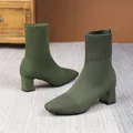 Elegante olivgrüne elastische Strickstiefeletten mit bequemem Blockabsatz und Karree-Spitze - Armeegrün