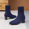 Dunkelblaue Stretch-Strick-Sockenstiefel mit Blockabsatz und quadratischer Zehenpartie - Marineblau
