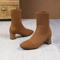 Elegante braune Strick-Socken-Stiefeletten mit bequemem Blockabsatz und modischer Karree-Form - Schokoladenbraun