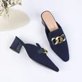 Eleganti sabot a punta in maglia blu scuro con decorazione a catena dorata grande da donna. - 35 / Blu navy