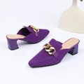 Eleganti sabot viola a punta con tacco largo e dettaglio decorativo a catena dorata - 35 / Viola
