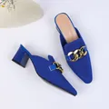 Sabot in maglia blu reale con catena dorata e tacco largo da donna. - 35 / Blu