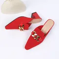 Eleganti sabot a punta in maglia rossa da donna con fibbia decorativa a catena dorata - 35 / Rosso