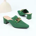 Elegante grüne Strick-Mules mit spitzer Zehenpartie und schicker goldener Kettenschnalle - Grün