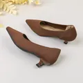 Elegante braune gestrickte Pumps mit Pfennigabsatz und einer feinen Rippenstruktur - Kaffeebraun