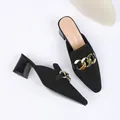 Elegante schwarze Mules mit spitzer Zehenpartie, Strickobermaterial und goldener Kette - Schwarz