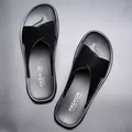 Vue détaillée de mules décontractées pour hommes avec brides croisées en cuir souple - 39 / Noir