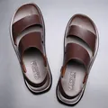 Vue de dessus de sandales en cuir marron pour hommes avec design respirant ouvert. - 39 / Marron