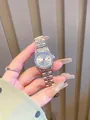 Vista detallada de un elegante reloj de mujer plateado con bisel engastado con diamantes - Plata Blanco