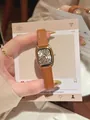 Detalle de reloj cuadrado retro con estampado de leopardo y correa de cuero marrón - Correa Marrón Leopardo Marco Dorado